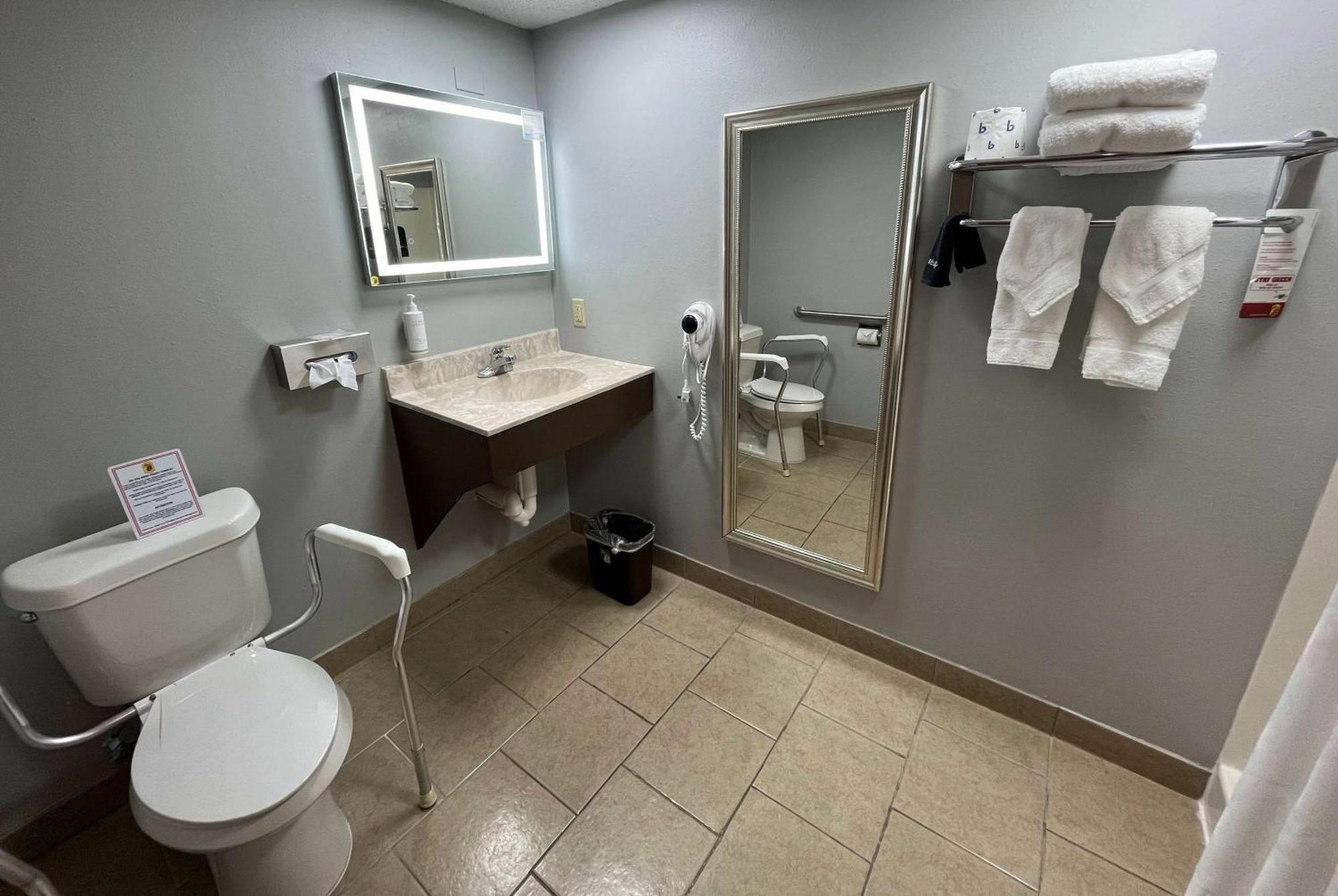 Super 8 By Wyndham Emporia Motel Ngoại thất bức ảnh